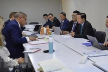 Le ministre des Ressources naturelles et de l’Environnement, Trân Hông Hà travaille avec le président de la COP26, Alok Sharma, sur la transition énergétique du Vietnam. Photo : VNA.
