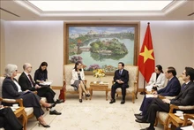 Le Vice-Premier ministre Trân Hông Hà reçoit l'ambassadrice du Canada pour les changements climatiques, Catherine Stewart. Photo : VNA.