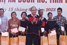 Le Président Nguyên Xuân Phuc remet des cadeaux à des personnes défavorisées à Buon Ho. Photo : VNA.