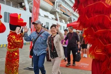 La province vietnamienne de Quang Ninh accueille le premier groupe de touristes chinois en 2024. Photo : NDEL.