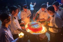 Hommage aux héros morts sur l’île de Gac Ma à Quang Binh. Photo : VNA.