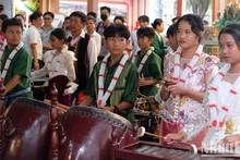 Les élèves du lycée-internat des minorités ethniques de Binh Phuoc jouent des instruments de musique ethniques traditionnels. Photo : Nhât Son/NDEL. 