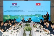 La 10e conférence théorique entre le Parti communiste du Vietnam (PCV) et le Parti populaire révolutionnaire lao (PPRL) s'est clôturée le 20 décembre à Quang Ninh. Photo : VNA.