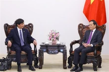 Le Vice-Premier ministre Trân Luu Quang (à droite) et le directeur général de l'Union postale universelle (UPU), Masahiko Metoki. Photo : VNA.