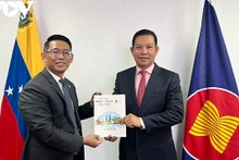 Cérémonie de transfert de la présidence tournante de l’ACC de l’ambassadeur malaisien, Shalihin Annuar (à gauche), à l’ambassadeur vietnamien, Vu Trung My (à droite). Photo : VOV.