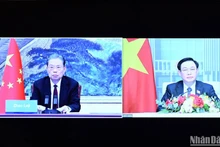 Le Président de l'Assemblée nationale du Vietnam, Vuong Dinh Huê (à droite) et le Président du Comité permanent de l'Assemblée populaire nationale (APN) de Chine, Zhao Leji. Photo : VNA.