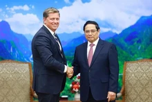 Le Premier ministre Pham Minh Chinh (droite) et le vice-président principal chargé des relations gouvernemantales et des affaires mondiales de la société SpaceX, Tim Hughes. Photo : VNA.