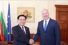 Le Président de l’Assemblée nationale vietnamienne, Vuong Dinh Huê (à gauche), et son homologue bulgare, Rosen Zhelyazkov, signent un protocole d’accord de coopération entre les deux organes législatifs. Photo : VNA.