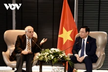 Le Président de l’Assemblée nationale, Vuong Dinh Huê (à droite) et le président de l’Association d’Amitié Bulgarie - Vietnam, Simeon Dimchev. Photo : VOV.
