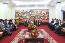 L'ambassadeur du Vietnam au Cambodge, Nguyen Minh Vu, reçoit les dirigeants et les membres du Comité permanent du Comité central du PPC à l'ambassade du Vietnam à Phnom Penh. Photo : VNA.