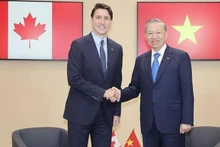 Le secrétaire général du Parti et président vietnamien Tô Lâm (à droite) et le Premier ministre canadien Justin Trudeau. Photo : VNA.