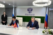 Le ministre vietnamien de l’Industrie et du Commerce, Nguyên Hông Diên, et le ministre russe de l’Énergie, Nikolai Grigorievich, signent les accords de coopération. Photo : VOV.