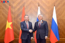 To Lam (gauche) et Viatcheslav Volodine. Photo : VOV.