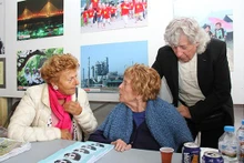 Hélène Luc a rencontré Raymonde Dien dans le stand du journal Nhân Dân à la fête de l'Humanité, le 12 septembre 2015. Photo : Khai Hoan