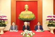 Le Secrétaire général Nguyên Phu Trong (au centre) lors de son entretien téléphonique de haut niveau avec le Président français Emmanuel Macron. Photo : NDEL.