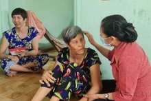 Visite et remise de cadeaux aux victimes de l'agent orange/dioxine dans la province de Bac Liêu. Photo : VNA.