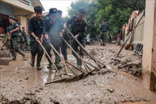 Des policiers aides des habitants de la commune de Phuc Khanh, district de Bao Yen, province de Lao Cai, à nettoyer leurs maisons après le typhon Yagi. Photo : VNA.