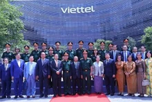 Le Président de l’Assemblée nationale du Cambodge Samdech Heng Samrin pose pour une photo de groupe. Photo: VNA