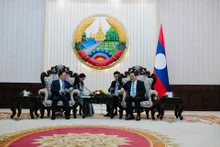 Le secrétaire du Comité du Parti communiste vietnamien de Hanoï, Dinh Tiên Dung (à gauche) lors de son entrevue avec le Premier ministre laotien Sonexay Siphandone. Photo : hanoimoi.com.vn