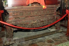 Daté du XVIIe siècle, l'autel a été minutieusement et délicatement sculpté et conservé jusqu'à nos jours presque intact. Photo: VNA