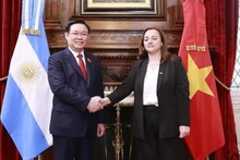 Le Président de l’Assemblée nationale du Vietnam, Vuong Dinh Huê (à gauche) et la présidente de la Chambre des Députés d’Argentine, Cecilia Moreau, se serrent la main, à Buenos Aires, le 24 avril. Photo : VNA