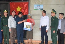 Des dirigeants du Comité populaire provincial de Dien Bien ont offert des cadeaux à un ménage pauvre du village de Chan Nuoi, commune de Si Pa Phin, district de Nam Po, à l'occasion de l'inauguration de la « maison de Grande solidarité ». Photo : NDEL.