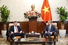 Nguyen Minh Vu, assistant du ministre des Affaires étrangères (à droite) et Rudolf Spotak, gouverneur de la province tchèque de Plzen, le 21 août à Hanoi. Photo : baoquocte.vn