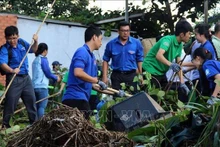 Les jeunes nettoient l’environnement. Photo : VNA.