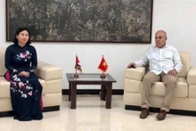Nguyên Thi Tuyên, membre du Comité central du PCV, secrétaire adjointe permanente du Comité municipal du PCV de Hanoï, et Roberto Morales Ojeda, membre du Bureau politique, permanent du Secrétariat du Parti communiste de Cuba (PCC). Photo : VNA.