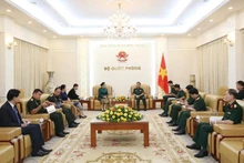 Le ministre de la Défense Phan Van Giang reçoit l’ambassadrice du Laos au Vietnam, Khamphao Ernthavanh, à Hanoi, le 3 juillet. Photo : VNA.