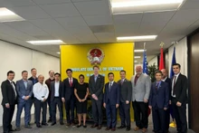 Hoang Thuy Duong et des cadres du bureau commercial du Vietnam à Houston et le Consulat général reçoivent les représentants des associations et des entreprises américains lors de l’événement. Photo : congthuong.vn