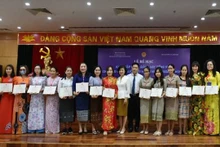 Les enseignants ont reçu des certificats d'achèvement du cours de formation à l'enseignement de la langue vietnamienne. Photo: hanoimoi.com.vn