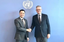 Le Secrétaire général adjoint de l’ONU, Jean-Pierre Lacroix (à droite), et le chef de la Mission permanente du Vietnam à l’ONU, Dang Hoàng Giang, à New York, le 16 janvier. Photo : VNA.