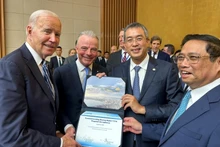 Les dirigeants de Vietnam Airlines et de Boeing ont pris des photos souvenirs avec le Premier ministre Pham Minh Chinh et le Président J. Biden au sujet du protocole d'achat de 50 Boeing 737 MAX. Photo : NDEL