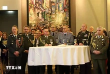 Des délégués à la cérémonie marquant le 80e anniversaire de la fondation de l’Armée populaire du Vietnam à Berlin. Photo : VNA.