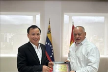 Nguyên Lâm, chef adjoint de la Commission de sensibilisation auprès de masse du Comité central du Parti communiste du Vietnam (à gauche) et Diosdado Cabello Rondón, premier vice-président du Parti socialiste unifié du Venezuela (PSUV). Photo : VNA