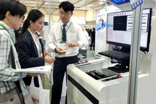Dans un stand du salon GEIMS Vietnam 2024. Photo : nld.com.vn