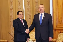 Le Premier ministre vietnamien Pham Minh Chinh (à gauche) et le Président du Sénat roumain Nicolae Ciuca, à Bucarest, en Roumanie, le 22 janvier. Photo : VNA.