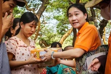 Mme Chu Thi Nguyet offre des cadeaux et de l'argent aux moines et aux personnes touchées par le tremblement de terre à Sagaing, la localité la plus gravement dévastée. Photo : NDEL.