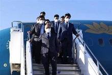 Le Président Nguyên Xuân Phuc à sa descente d’avion à l’aéroport international de Haneda, à Tokyo, le 25 septembre. Photo: VNA