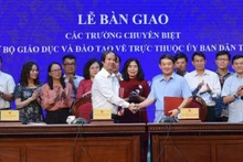 Cérémonie de remise de quatre écoles préuniversitaires et d'un lycée au Comité des affaires ethniques. Photo: ministère de l'Éducation et de la Formation. Photo : VNA
