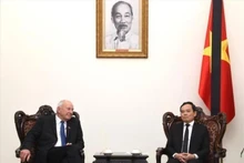 Le vice-Premier ministre Tran Luu Quang (droite) et l'envoyé spécial du gouvernement néo-zélandais, Donald McKinnon. Photo : VNA.