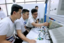 Des étudiants spécialisés en électronique et télécommunications lors d'une séance pratique. Photo : VNA.