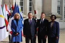 Le président français, Emmanuel Macron, et la secrétaire générale de l'OIF, Louise Mushikiwabo, ont accueilli le secrétaire général et président Tô Lâm (2e, de gauche à droite). Photo : VNA.
