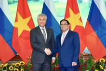Le Premier ministre vietnamien, Pham Minh Chinh (à droite) et le Président de de la Douma russe, Viatcheslav Victorovitch Volodin. Photo : NDEL.