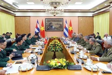L'entretien entre le général de corps d'armée Nguyen Tan Cuong, chef d'état-major général de l'Armée populaire du Vietnam, vice-ministre de la Défense, et le général de corps d'armée Roberto Legra Sotolongo, chef d'état-major général et vice-ministre des Forces armées révolutionnaires de Cuba. Photo: VNA