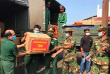 La province de Khanh Hoa a aidé Stung Treng dans de nombreux domaines tels que la distribution de médicaments gratuits pour les habitants de Stung Treng. Photo : baokhanhoa.vn
