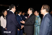 Le président de l'Assemblée nationale Tran Thanh Man (droite) et son épouse et le vice-Premier ministre ouzbek Jamshid Khodjaev et des délégués. Photo : VNA.