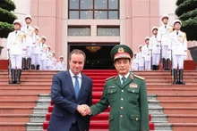 Le ministre vietnamien de la Défense Phan Van Giang (à droite) accueille le ministre français des Armées, Sébastien Lecornu. Photo : VNA