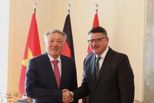 Le vice-Premier ministre permanent vietnamien Nguyên Hoa Binh (gauche) et le ministre-président du Land de Hesse, Boris Rhein. Photo : NDEL.